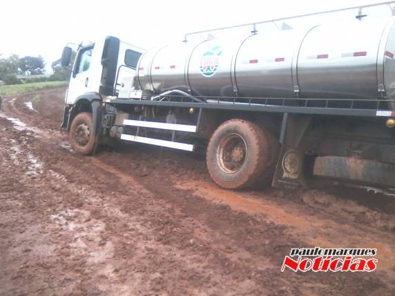 Caminhão transportador de leite atola em 

Esquina União, no interior de Três de Maio - foto 3