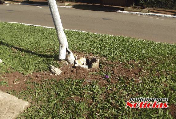 Luminária atingida por veículo está suspensa em fiação elétrica no centro de Três de Maio - foto 2