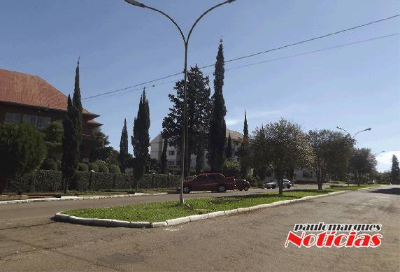 Luminária atingida por veículo está suspensa em fiação elétrica no centro de Três de Maio - foto 3