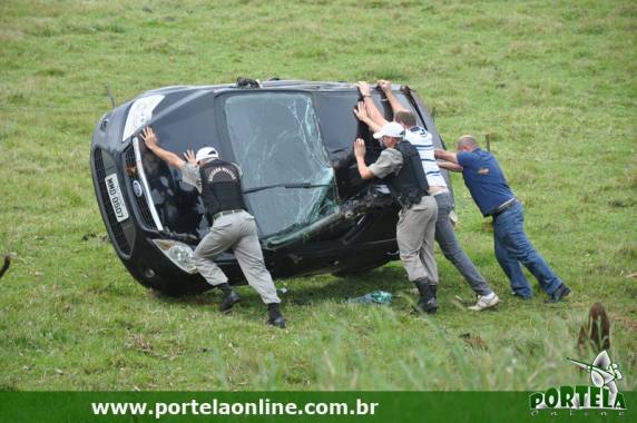 Carro derrapa nas pedras e tomba fora da pista na ERS-163 em Tenente Portela - foto 3
