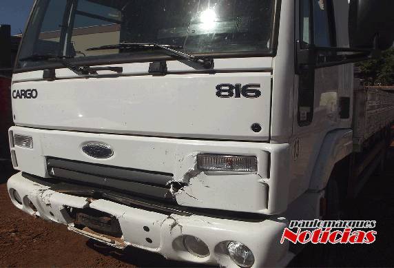 Caminhão da prefeitura de Crissiumal bate na traseira de automóvel na ERS 342 em Três de Maio - foto 2