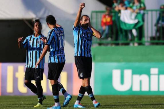 Argentino anotou, um em cada tempo, os 

gols do primeiro triunfo gremista fora de casa