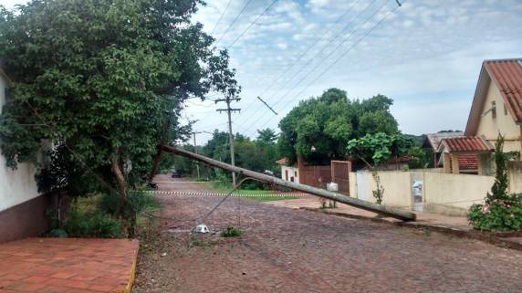 Caminhão
enrosca em fiação elétrica e provoca danos no centro de Horizontina - foto 2