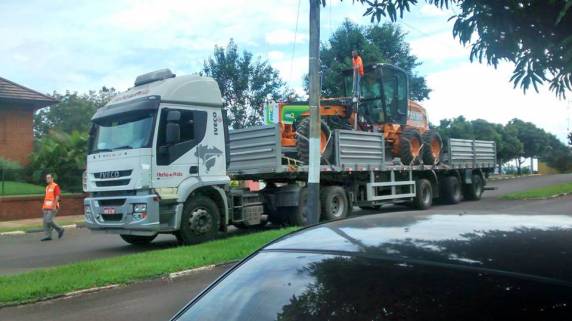Caminhão
enrosca em fiação elétrica e provoca danos no centro de Horizontina - foto 3