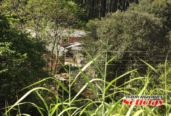 Uma casa está sendo construída em lugar de uma que foi desmanchada 