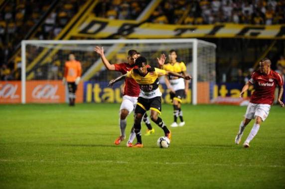 Inter domina 

jogo, mas não consegue marcar em Criciúma. Mesmo assim, clube ainda é o líder do Brasileirão.
