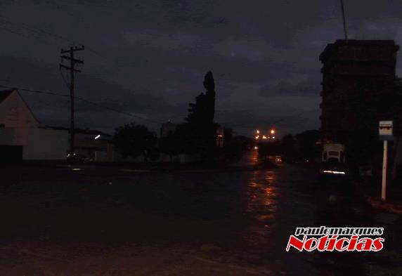 A imagem mostra o final da madrugada desta segunda-

feira (26), na Av. Santa Rosa