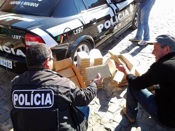 Cerca de 100 quilos de maconha são apreendidos em uma vila de Santa Maria - foto 2