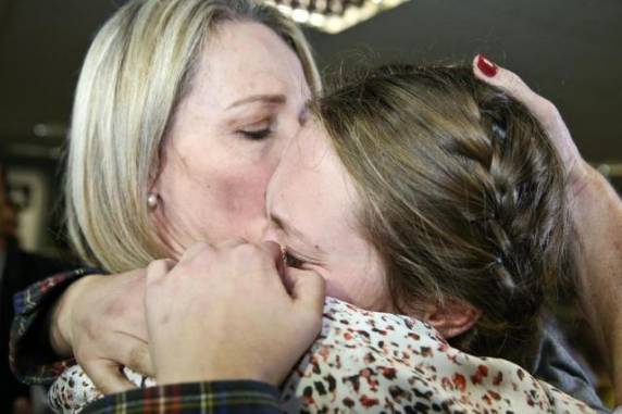 Amanda Griza, 19 anos, encontrou a 

família no desembarque em Florianópolis depois de 17 dias presa na China