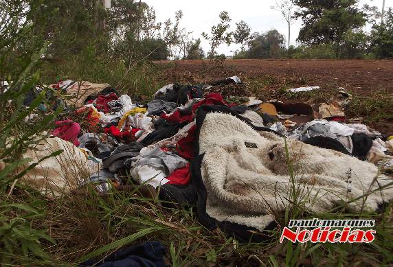 Descarte de roupas chama a atenção nas
margens da ERS 342 em Três de Maio - foto 3