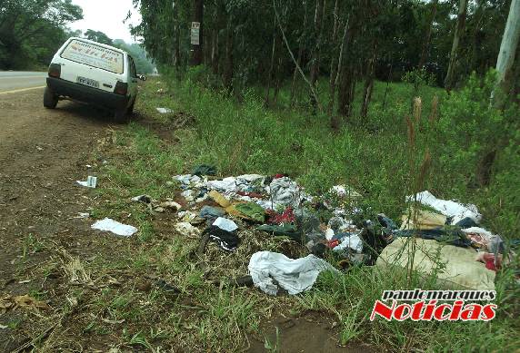 Descarte de roupas chama a atenção nas
margens da ERS 342 em Três de Maio - foto 2