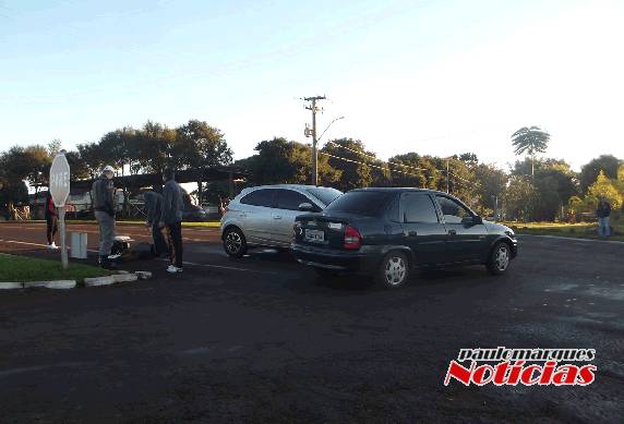 Veículos colidem no trevo da ERS 342 com a Av. Senador
Alberto Pasqualine - foto 3