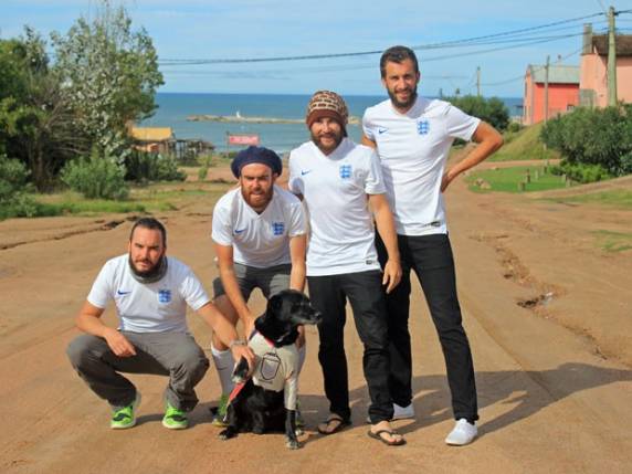 Ingleses que vêm a pé assistir à Copa chegam ao Brasil com cão uruguaio - foto 2