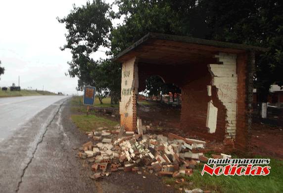 Mulher perde o controle de direção e bate em parada de ônibus em Independência - foto 2