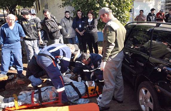 Homem passa mal e bate veículo em árvore em Ijuí - foto 2