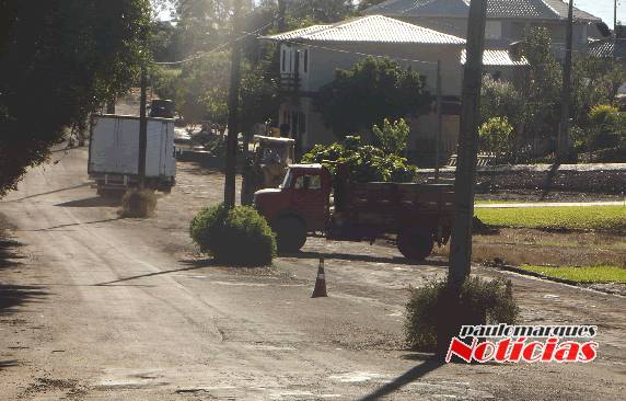 Moradores do bairro Sol Nascente reclamam do material usado em tapa buracos  - foto 2