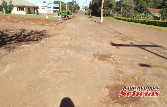 Moradores do bairro Sol Nascente reclamam do material usado em tapa buracos  - foto 3