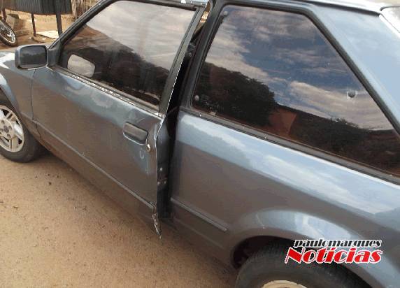 Homem fica ferido
depois de bater com a moto que pilotava na porta de um automóvel - foto 2