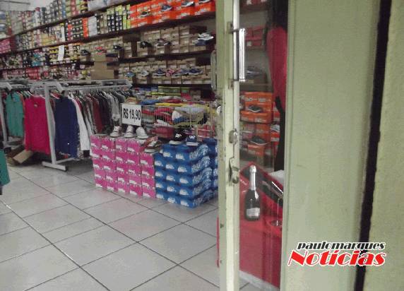 Ladrões arrombam loja de confecções para furtar no centro de Três de Maio - foto 3