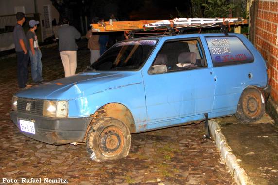 Condutor foge após carro se chocar contra residência em Santiago - foto 2