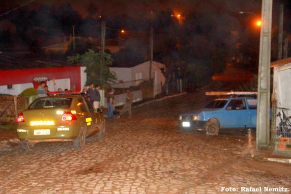 Condutor foge após carro se chocar contra residência em Santiago - foto 3
