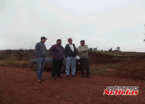 Vala aberta na
estrada que vai a Consolata via Caravágio, gera confusão no interior de Três de Maio - foto 3