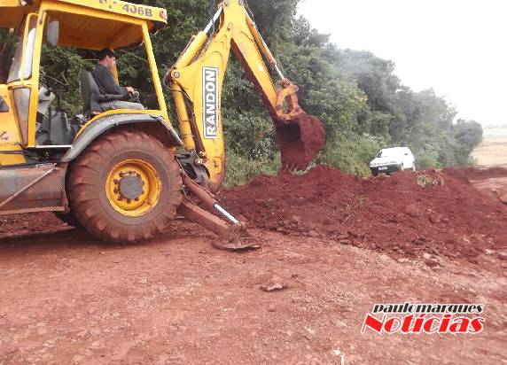 Vala aberta na
estrada que vai a Consolata via Caravágio, gera confusão no interior de Três de Maio - foto 2