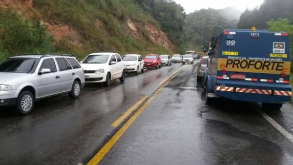 Tentativa de assalto a carro-forte termina
em tiroteio e três mortos - foto 3