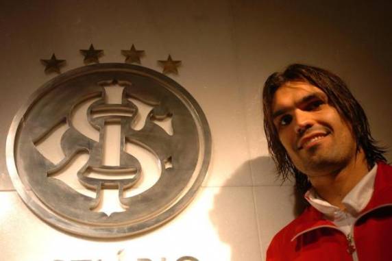 Ex-jogador do Inter Fernandão
morre em acidente de helicóptero - foto 2