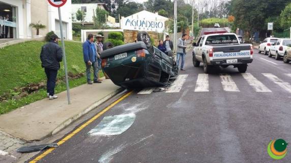 Invasão de
preferencial resulta em capotamento no centro de Passo Fundo - foto 3