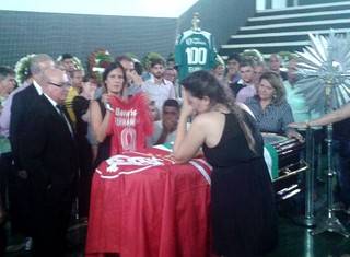 Dirigentes do Inter se emocionam no velório de Fernandão em Goiás - foto 2