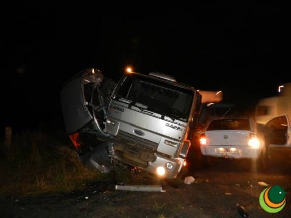 Caminhão desgovernado 

colide em cinco carros no trecho Passo Fundo/Carazinho - foto 2