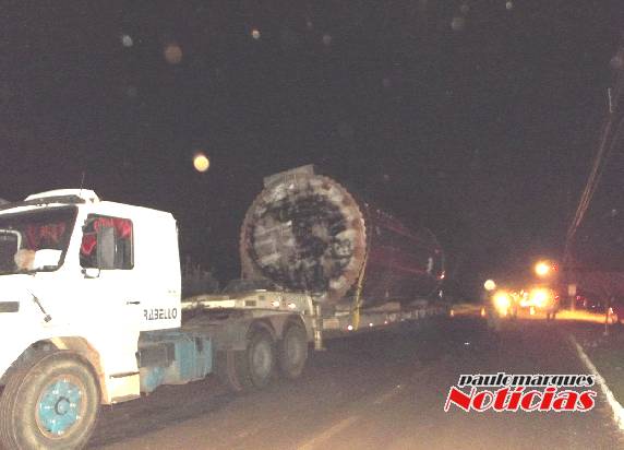 Caminhão carregando um tanque gigante enrosca na fiação e derruba poste de luz na Av. Santa Rosa - foto 2