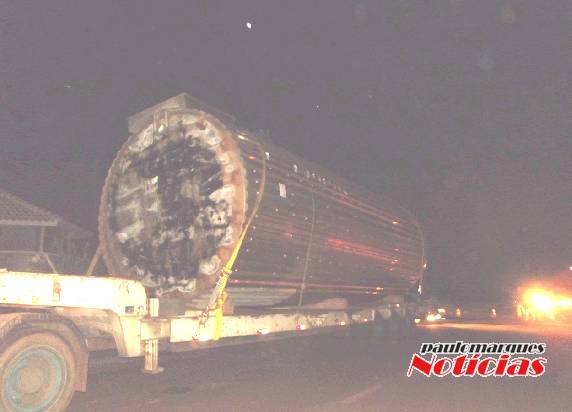 Caminhão carregando um tanque gigante enrosca na fiação e derruba poste de luz na Av. Santa Rosa - foto 3