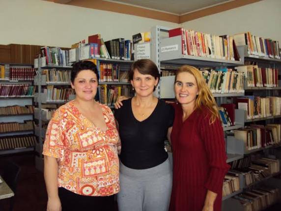 Diversas caixas com livros estão distribuídas pela cidade