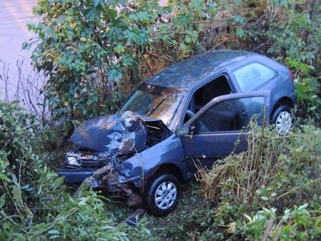 Mãe e filho feridos após carro cair de ponte na ERS-
413 em Lajeado - foto 2