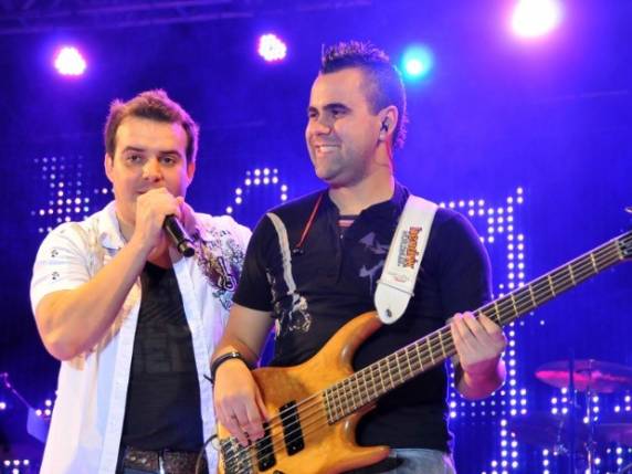 Acidente com ônibus da dupla Marcos e Belutti mata baixista da banda - foto 2
