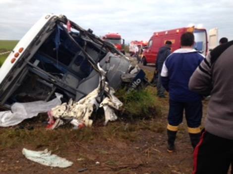 Colisão
entre ônibus e caminhão deixa pelo menos uma pessoa morta na BR-392 - foto 2
