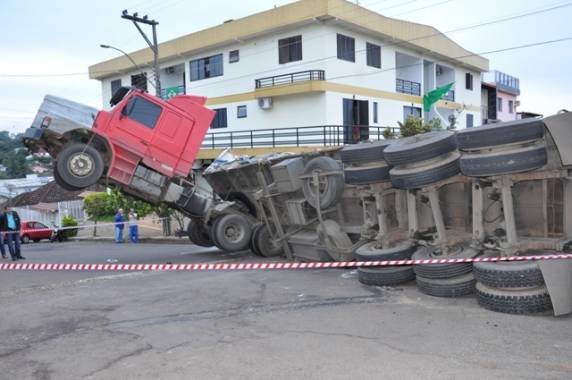 Carreta tomba e cavalo mecânico fica suspenso em Ijuí - foto 3