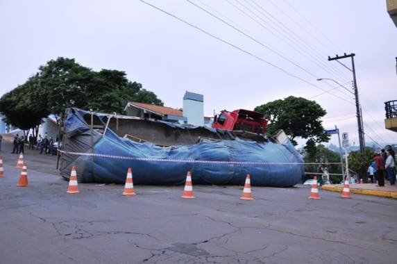 Carreta tomba e cavalo mecânico fica suspenso em Ijuí - foto 2