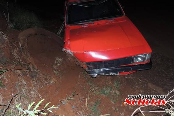 Carro carregado com contrabando de cigarros bate em barranco e dois homens são presos - foto 3