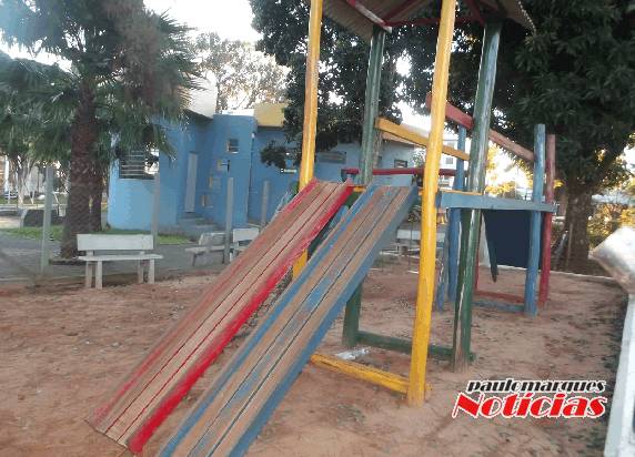 Brinquedo da praça Henrique Becker Filho oferece sérios riscos de acidente - foto 3