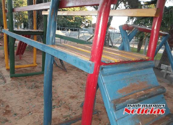 Brinquedo da praça Henrique Becker Filho oferece sérios riscos de acidente - foto 2