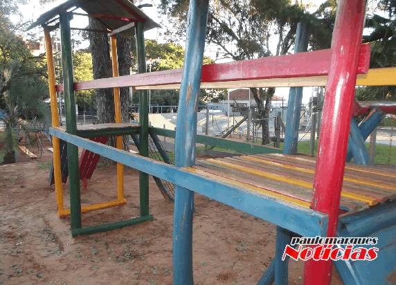 Brinquedo da praça de Três de Maio estragou e não foi mais consertado, permanecendo no local de forma parcial