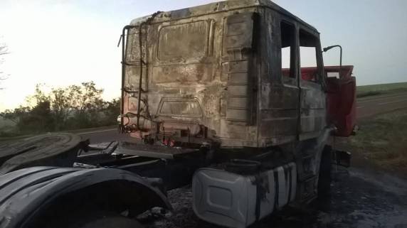 Carreta pega fogo próximo ao trevo de Campo Novo, na BR-468 - foto 2