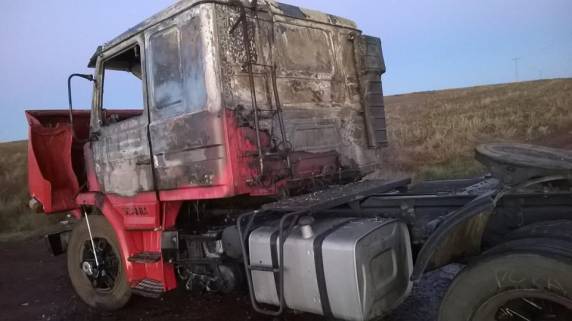 Carreta pega fogo próximo ao trevo de Campo Novo, na BR-468 - foto 3