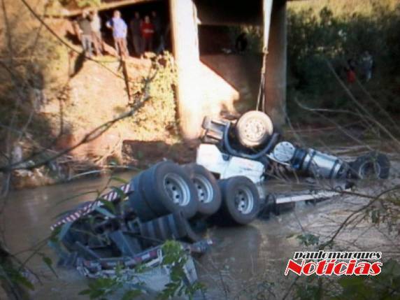 Carreta cai no leito de um rio em Santa Rosa e pai e filho morrem - foto 3