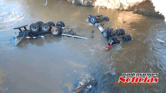 Carreta cai no leito de um rio em Santa Rosa e pai e filho morrem - foto 2