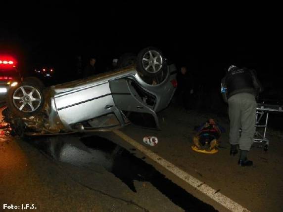 Veículo capota na BR 285 próximo ao Posto-300 em Panambi e provoca lesões em casal - foto 3