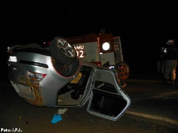 Veículo capota na BR 285 próximo ao Posto-300 em Panambi e provoca lesões em casal - foto 2